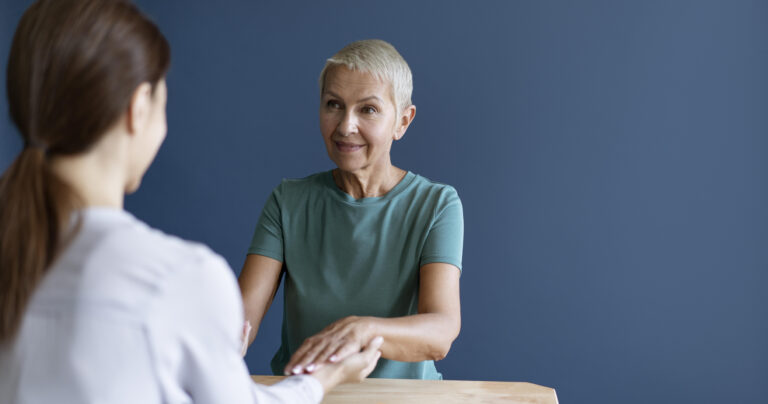 Όταν οι λέξεις ξεθωριάζουν:  Πώς η λογοθεραπεία στηρίζει άτομα με άνοια.